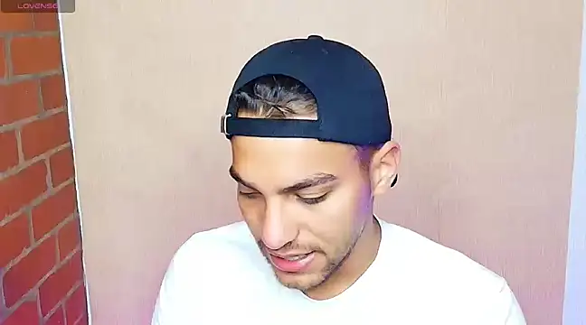 Snapshot of Leandro_valenzuela chatting on 03.05.25 Leandro valenzuela online show from 03.05.25