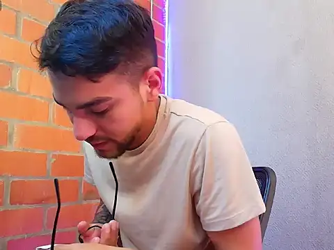 Snapshot of Leandro_valenzuela chatting on 10.04.25 Leandro valenzuela online show from 10.04.25