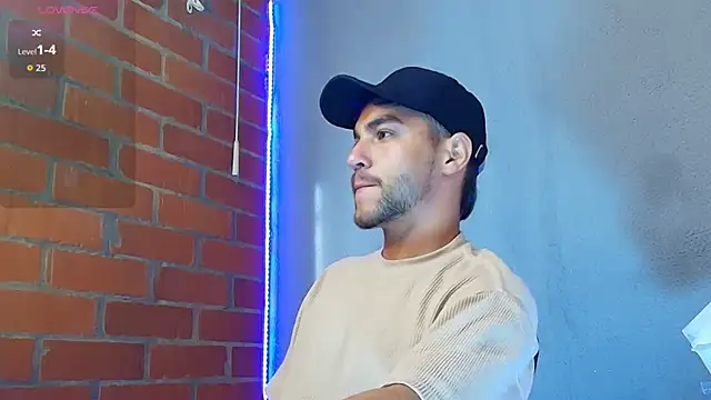 Snapshot of Leandro_valenzuela chatting on 12.02.25 Leandro valenzuela online show from 12.02.25