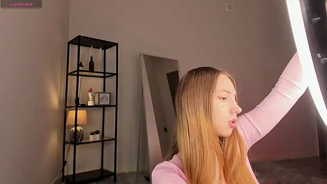 Snapshot of elfinvibes chatting on 09.18.25 elfinvibes online show from 09.18.25