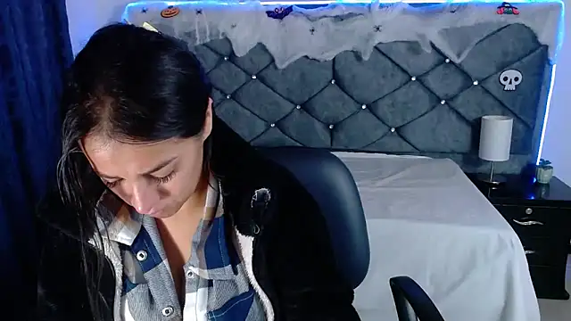 Snapshot of Julietacollins06 chatting on 10.15.25 Julietacollins06 online show from 10.15.25