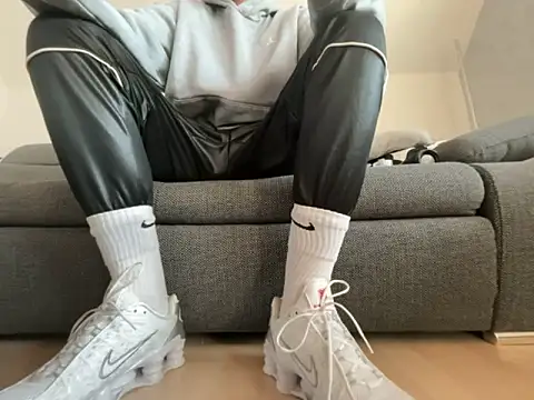 Snapshot of nikeaddicted2 chatting on 11.23.25 nikeaddicted2 online show from 11.23.25