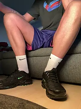 Snapshot of nikeaddicted2 chatting on 12.04.25 nikeaddicted2 online show from 12.04.25