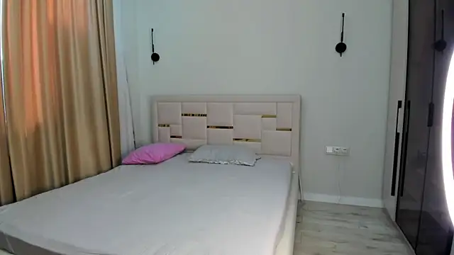 Snapshot of Lola_Peach chatting on 11.26.25 Lola Peach online show from 11.26.25