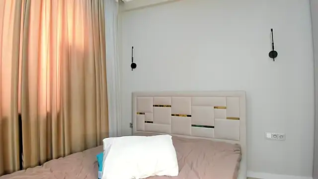 Snapshot of Lola_Peach chatting on 02.15.26 Lola Peach online show from 02.15.26