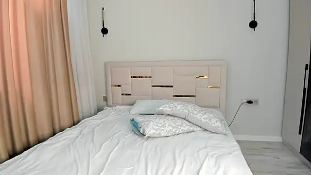 Lola Peach online show from 03.07.26