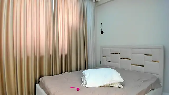 Lola Peach online show from 03.16.26