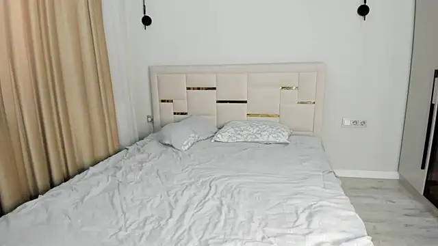 Lola Peach online show from 04.02.26