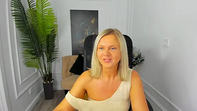 Snapshot of AgathaKlouin chatting on 10.02.25 AgathaKlouin online show from 10.02.25