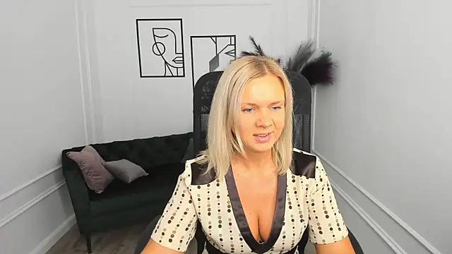 Snapshot of AgathaKlouin chatting on 10.05.25 AgathaKlouin online show from 10.05.25