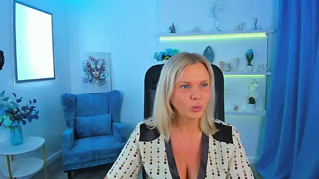 Snapshot of AgathaKlouin chatting on 10.11.25 AgathaKlouin online show from 10.11.25