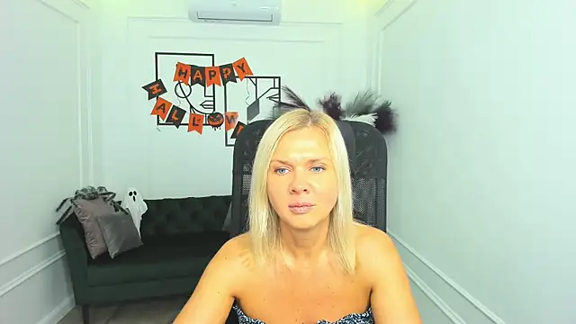 Snapshot of AgathaKlouin chatting on 10.30.25 AgathaKlouin online show from 10.30.25