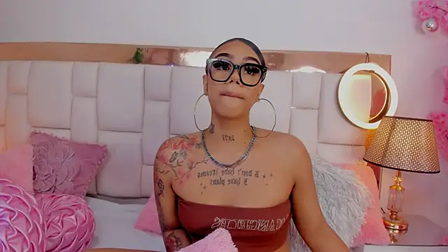 Snapshot of Mia_Jansen chatting on 12.19.24 Mia Jansen online show from 12.19.24