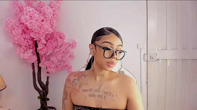 Snapshot of Mia_Jansen chatting on 02.10.25 Mia Jansen online show from 02.10.25