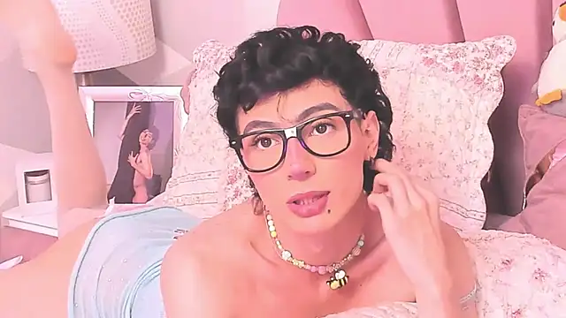Snapshot of KylieMonnett chatting on 05.13.26 KylieMonnett online show from 05.13.26