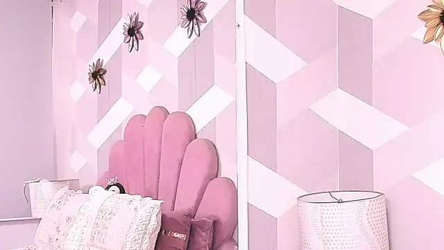 Snapshot of KylieMonnett chatting on 05.25.26 KylieMonnett online show from 05.25.26