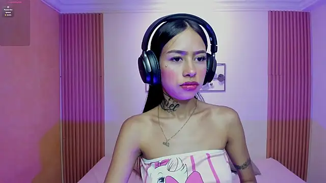 Snapshot of cat_kitty18_ chatting on 05.19.26 cat kitty18 online show from 05.19.26
