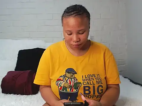 Snapshot of DrippinCaramelCutie chatting on 02.19.25 DrippinCaramelCutie online show from 02.19.25