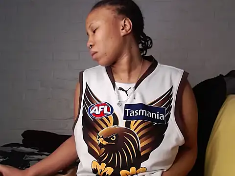 Snapshot of DrippinCaramelCutie chatting on 11.19.25 DrippinCaramelCutie online show from 11.19.25