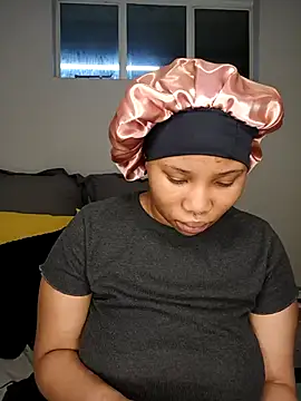 Snapshot of DrippinCaramelCutie chatting on 11.26.25 DrippinCaramelCutie online show from 11.26.25