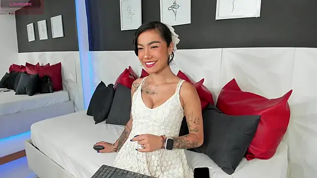 Snapshot of scarlet_castro chatting on 09.29.25 scarlet castro online show from 09.29.25
