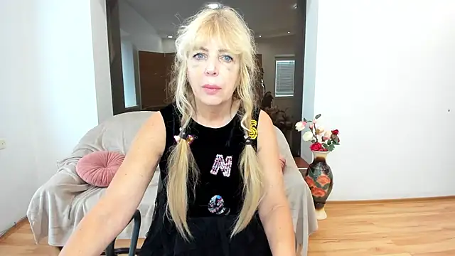 Snapshot of Anna_Diax chatting on 10.18.25 Anna Diax online show from 10.18.25