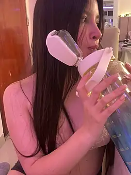 Snapshot of annaharper- chatting on 12.05.25 annaharper- online show from 12.05.25