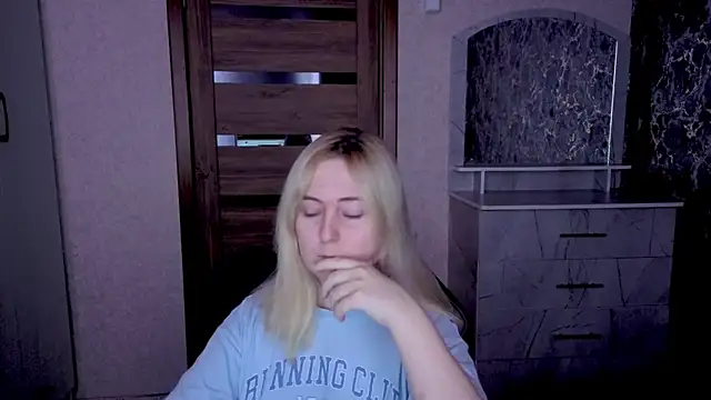 Snapshot of Kristy-Max chatting on 04.25.26 Kristy-Max online show from 04.25.26