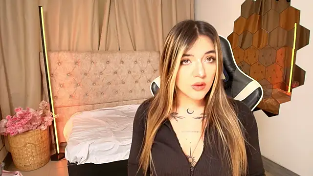 Snapshot of ashleyvalirya chatting on 03.21.25 ashleyvalirya online show from 03.21.25