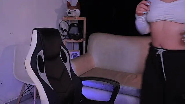 Snapshot of ashleyvalirya chatting on 10.29.25 ashleyvalirya online show from 10.29.25