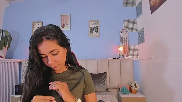 Snapshot of lyzzi_smith01 chatting on 01.28.25 lyzzi smith01 online show from 01.28.25