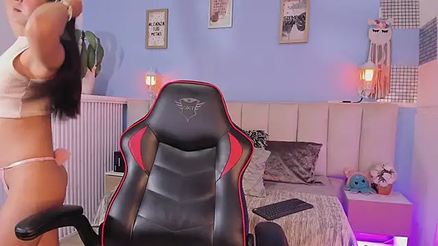 Snapshot of lyzzi_smith01 chatting on 01.28.25 lyzzi smith01 online show from 01.28.25