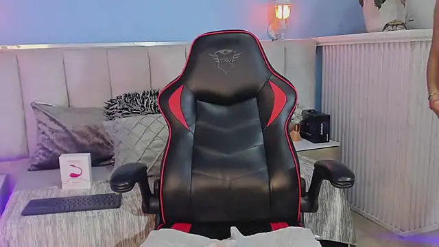 Snapshot of lyzzi_smith01 chatting on 01.30.25 lyzzi smith01 online show from 01.30.25