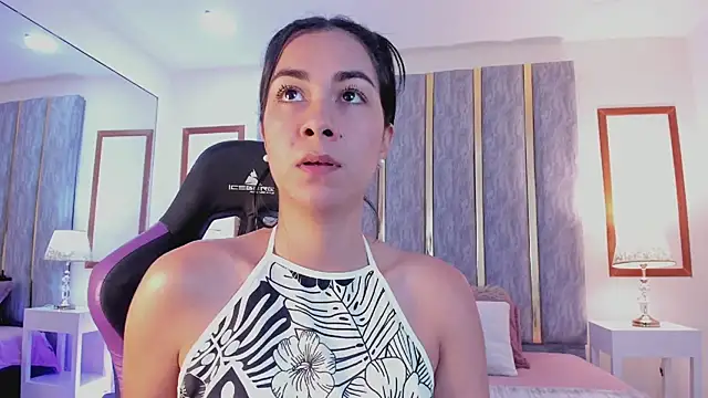 Snapshot of lyzzi_smith01 chatting on 02.14.25 lyzzi smith01 online show from 02.14.25