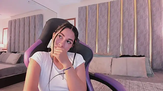 Snapshot of lyzzi_smith01 chatting on 02.25.25 lyzzi smith01 online show from 02.25.25