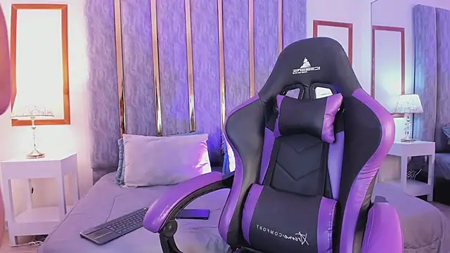 Snapshot of lyzzi_smith01 chatting on 03.04.25 lyzzi smith01 online show from 03.04.25