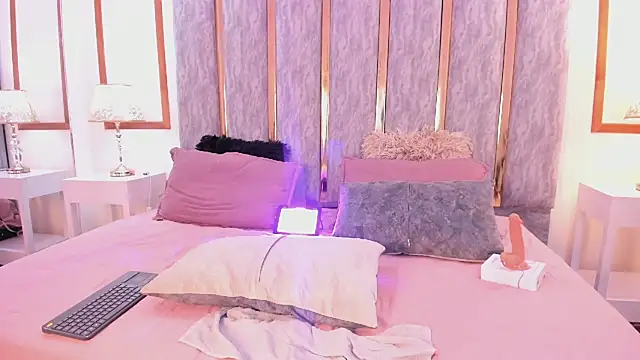 Snapshot of lyzzi_smith01 chatting on 03.05.25 lyzzi smith01 online show from 03.05.25