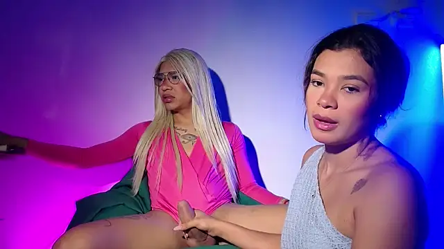 Snapshot of youdremalovets chatting on 02.22.25 youdremalovets online show from 02.22.25