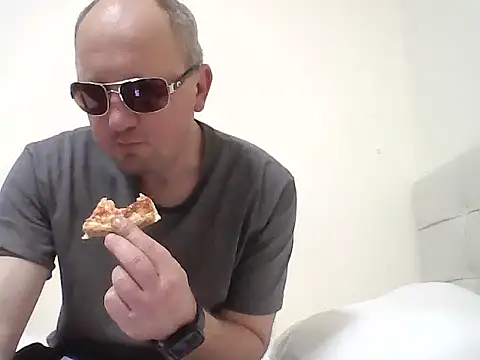 Snapshot of paul_daniel chatting on 11.07.25 paul daniel online show from 11.07.25