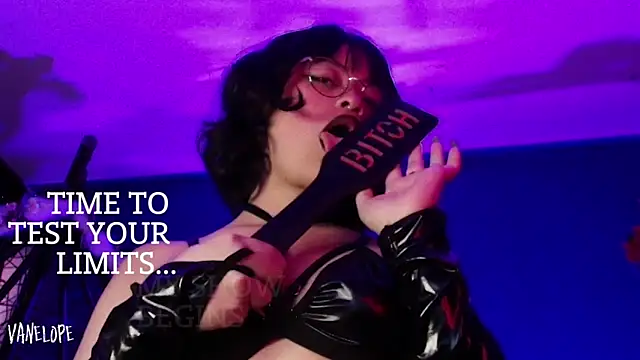 Snapshot of vanelope11 chatting on 09.10.25 vanelope11 online show from 09.10.25