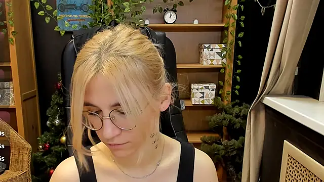 Moon13152 online show from 12.21.24