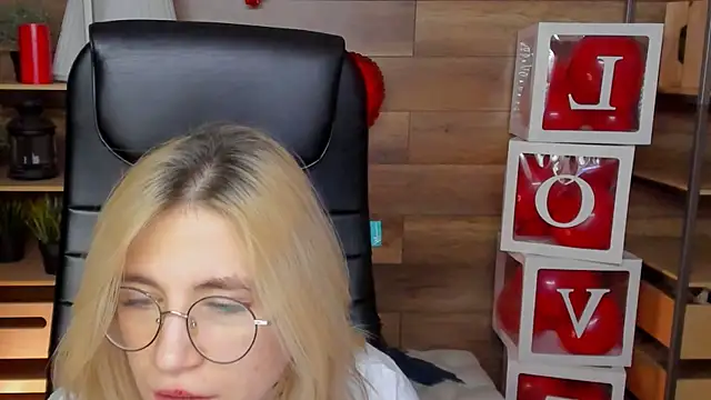 Moon13152 online show from 02.15.25