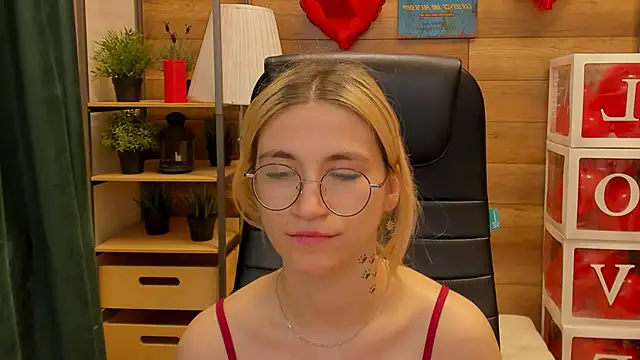 Moon13152 online show from 02.20.25