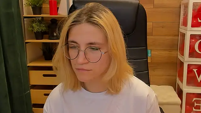 Moon13152 online show from 02.21.25