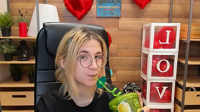 Moon13152 online show from 02.22.25