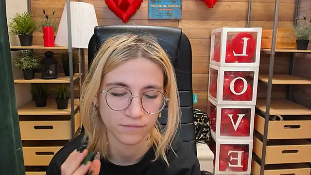 Moon13152 online show from 02.22.25