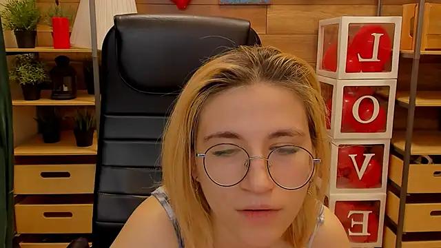 Moon13152 online show from 02.24.25