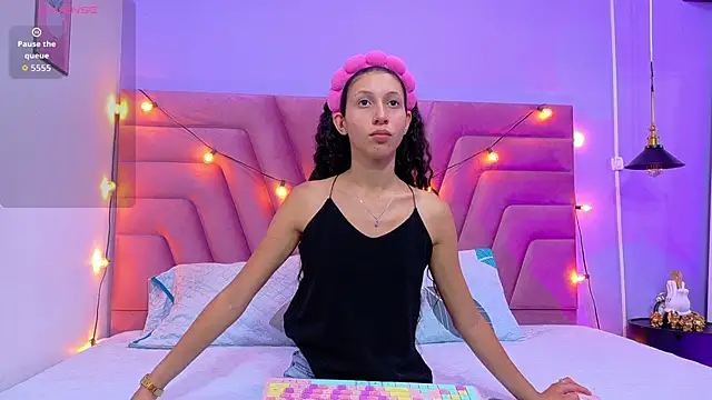 Beautifulskinny18 online show from 10.14.25