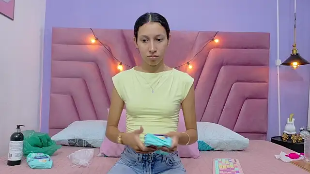 Beautifulskinny18 online show from 12.17.25