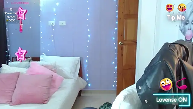 Snapshot of Paulina_627 chatting on 10.10.25 Paulina 627 online show from 10.10.25